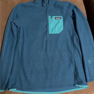 Patagonia Blue and Teal Men's Sweater
